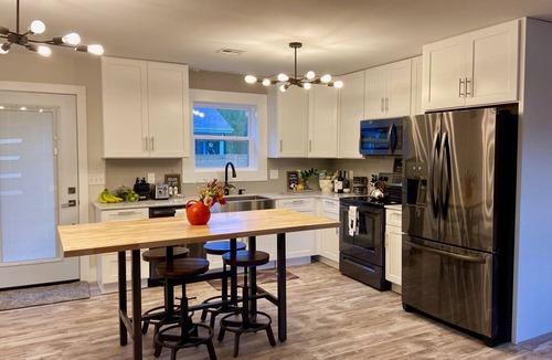 Downtown House | Short bike or walk to Downtown Bentonville Square & The Momentary!