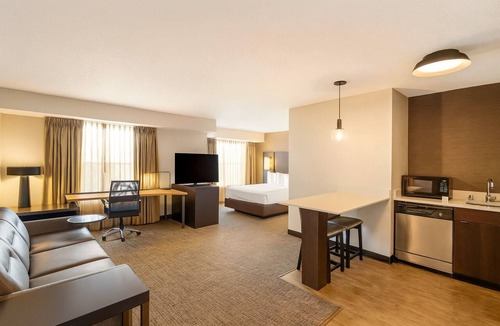 Richardson Hotel | Short drive from Addison Airport! Pet-friendly, Breakfast, Pool, Tennis Court!