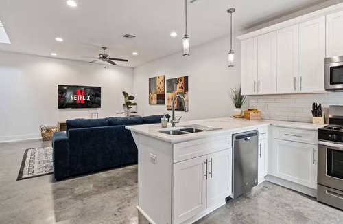 Lafayette House | Short & Extended Stays ▪ Full Kitchen ▪ Workspace ▪ Garage ▪ Washer/Dryer