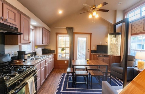 La Hacienda Estates House | Silly Goose Sleeps 6 10 Mins From Lake Travis