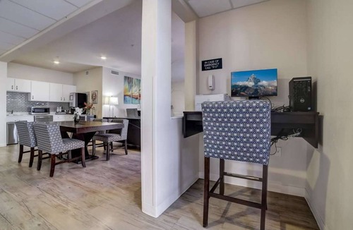 Far North Central Apartment | Simplicity At the Rim 1202 I Comfy 3 Bed 2 Bath