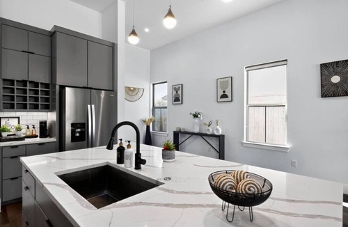 West Dallas House | Skyline Haven – 4BR Rooftop City-Escape