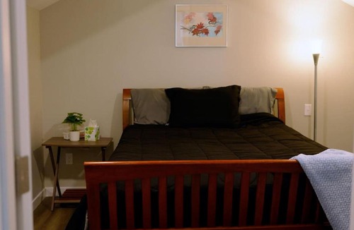 Monroe House | Skyriver Escape Riverfront With Hot Tub