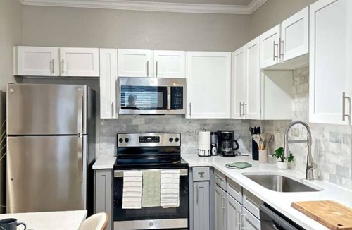 Alden Bridge Apartment | Sleek 1BR Magnolia Pool & Gym Near Woodlands