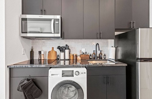 Oak Cliff Apartment | Sleek Bishop Arts Stay | Gym - Yoga - Game Lounge