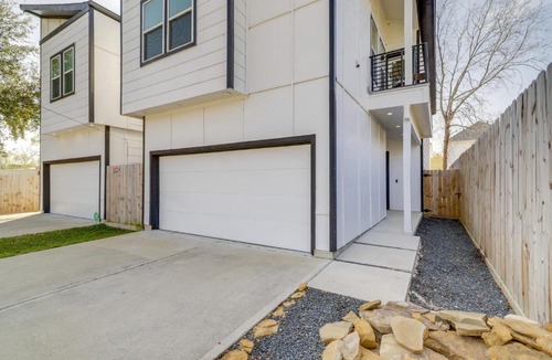 Garden Oaks House | Sleek Home w/Screened Patio & Yard in Houston!