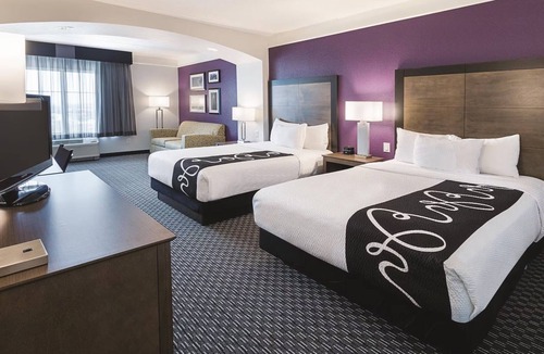 Arlington Hotel | Sleep by the Thrills: 2 Cozy Hotel Rooms Near Six Flags & AT&T Excitement!