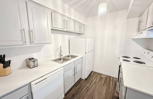 Windsor Park Apartment | Sleepover | Airy 1BD/1BA + Gym - Austin TX