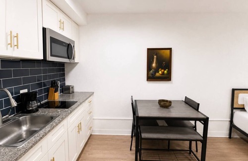 St. Johns Apartment | Sleepover | Charming Studio + Gym - Austin TX