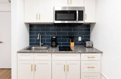 St. Johns Apartment | Sleepover | Charming Studio + Gym - Austin TX