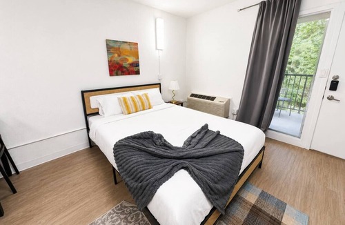 St. Johns Apartment | Sleepover | Charming Studio + Gym - Austin TX