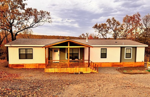 Canadian House | Sleeps 10! Lake front 4-bedroom home with fire pit lake views!