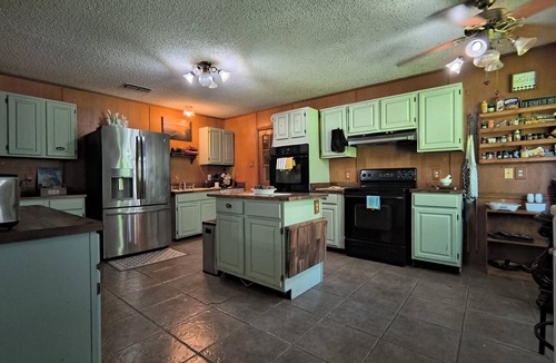 Wills Point House | Sleeps 10 on 1.3 acres @ Lake T 1 mi fr st park and Honey Made!