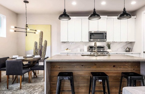 Chestnut House | Sleeps 15 | Group Retreat Near UT Football + DT