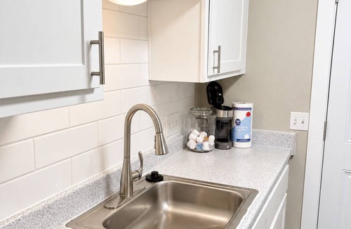 Sweetbriar Apartment | SOCO 2BDR-Shoping, Dining, Music - Apartment