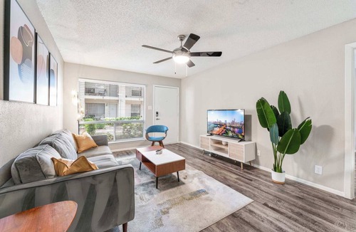 Dawson Apartment | SoCo 2BR cozy suite, king bed, fast WiFi w/pool