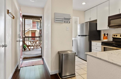 South Congress Condo | SoCo Condo, 2br/2ba, updated bright space with great pool + parking!