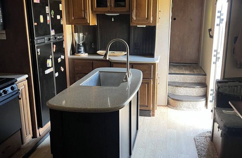 Pledger House | Soothing 1-bedroom RV with AC in welcoming Guy tx