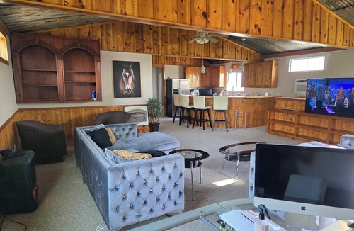 Lissie House | Soothing 2-bedroom country Barndominium in Beasley
