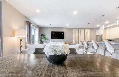 Central Business District Condo | 🎺SOPHISTICATED SOUTHERN PENTHOUSE DOWNTOWN CONDO! Large Living Area + Spacious Private Terrace!