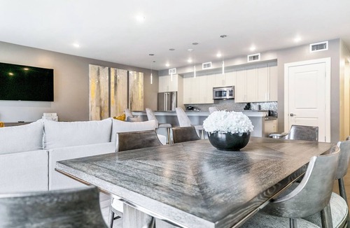 Central Business District Condo | 🎺SOPHISTICATED SOUTHERN PENTHOUSE DOWNTOWN CONDO! Large Living Area + Spacious Private Terrace!