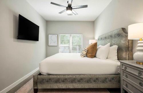 South Lamar House | South ATX Retreat - Sauna - Plunge - Pickleball