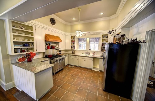 East Natchitoches House | Southern Charm, restored 1901 Home sleeps 10, 4 queen beds, 1 full bed, 1twin