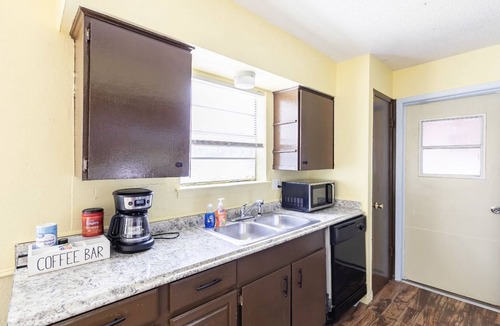 Garland House | Southern Comfort Near Dallas Metroplex Area Accommodates 9 Guests