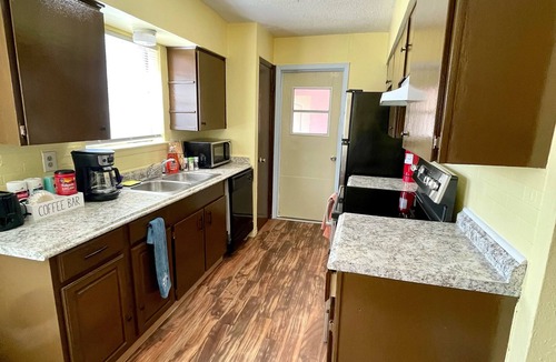 Garland House | Southern Comfort Near Dallas Metroplex Area Accommodates 9 Guests