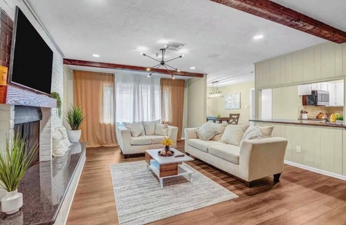 Clodine House | Southern livings-pool-4BRs-6Beds-entertainment room-courtyard-on BellaireHouston