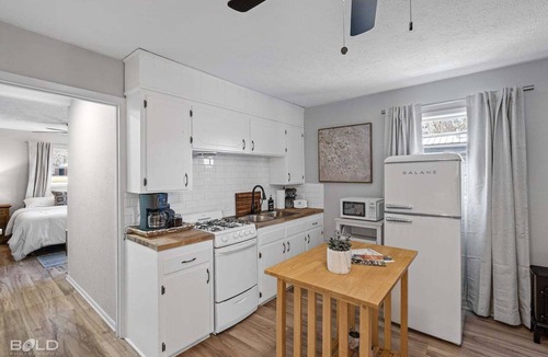Uncertain Cottage | Southern Pearl is all about simple, peaceful lake living. Wake up to water views, spend your days kayaking or canoeing, and wind down with quiet evenings by the water.