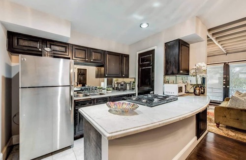 Old East Dallas Condo | Spacious 1-bed executive condo on Dallas’ historic Swiss Avenue. Enjoy the porch access, high-speed Wi-Fi, king bed with Egyptian-cotton linens, and modern design with upscale finishes—perfect for morning coffee, remote work, or relaxing evening