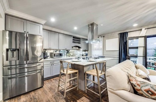 Peak's Suburban Addition Condo | Spacious 1-Bedroom Dallas condo minutes from downtown, designed to Marriott Gold Standards and featuring the Pod Pro smart bed for peak comfort