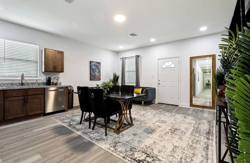 Saint Claude Apartment | Spacious 15-bedroom listing in New Orleans