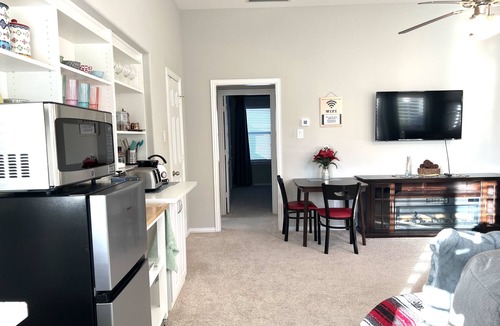 College Park Apartment | Spacious 1BR Suite, Sleeps 5, Private Entrance, Free Parking, Near The Woodlands