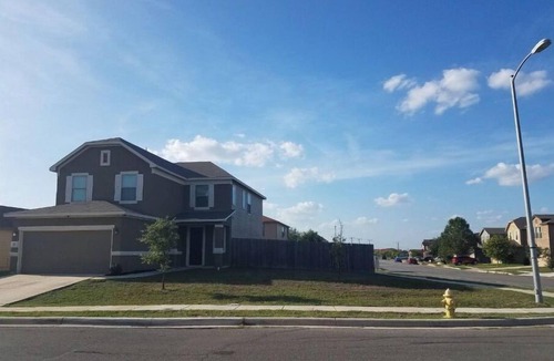 Southside House | Spacious 2 Story Corner Home (Lackland AFB BMT)