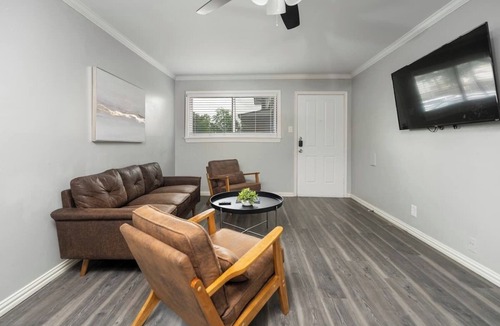 Old East Dallas Condo | Spacious 2BR/1BA - KPMG 0.6mi - All-Inclusive - Dallas Medical District