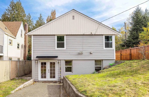 Ravenna House | Spacious 2BR Home, Backyard Parking & UW