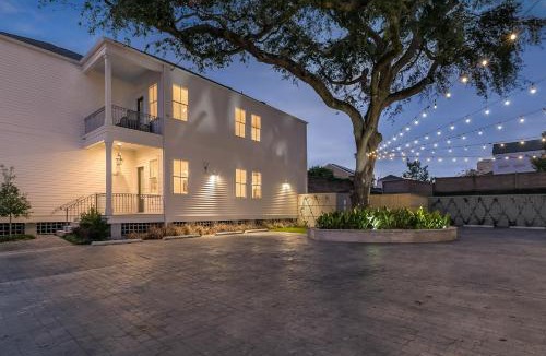 Faubourg Lafayette Apartment | Spacious 2BR in Prime Garden District Location w Pool