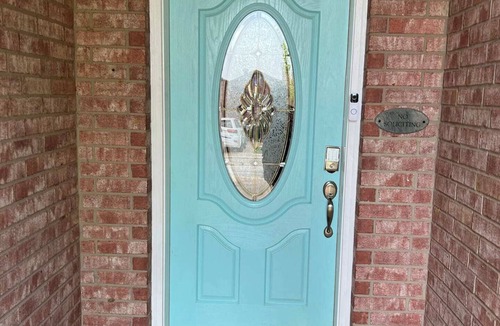 Corinth House | Spacious 3-Bedroom Retreat in Corinth, Texas. with a private backyard, playground, BBQ patio, and fully equipped kitchen. Just minutes from Lake Lewisville, Oakmont Golf Course, and a short drive to Dallas, Plano, and McKinney.