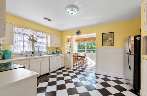 Old Town House | Spacious 3 Br Beach House, Only 1 1/2 Blocks From The Beach!