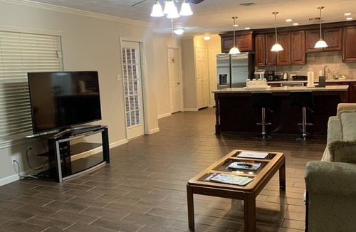 Dickinson House | Spacious 3BR/2BA Home Near Galveston Cruise Port, NASA & Houston