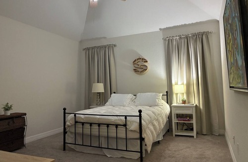 Pearland House | Spacious 3BR/3BA Upstairs Getaway with Private Balcony — Steps from Town Center