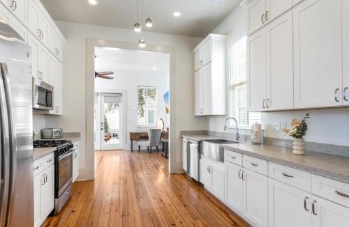 Faubourg Lafayette Apartment | Spacious 3BR Garden District Home w Pool & Balcony
