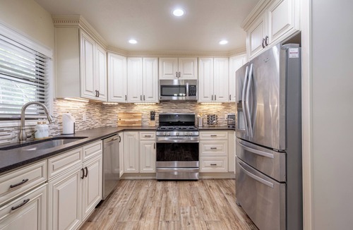 Converse House | Spacious - 4 bedrm, 2 bath, pool, hot tub near Randolph AFB in San Antonio!