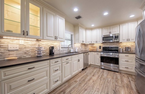 Converse House | Spacious - 4 bedrm, 2 bath, pool, hot tub near Randolph AFB in San Antonio!
