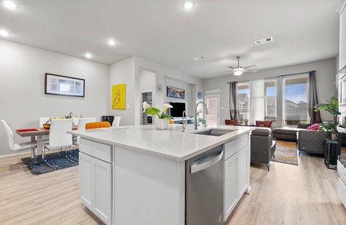 Sienna Plantation Apartment | Spacious 4-bedroom corporate apartment in cool Missouri City