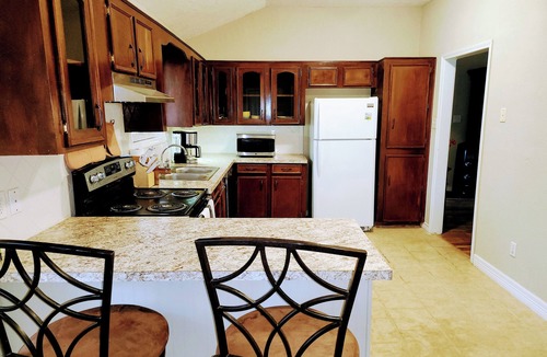 Beaumont House | Spacious 4-bedroom house in brilliant Beaumont with AC, WiFi