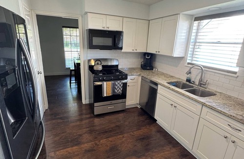Meadows Place House | Spacious 4-bedroom house in Stafford- The Hideaway