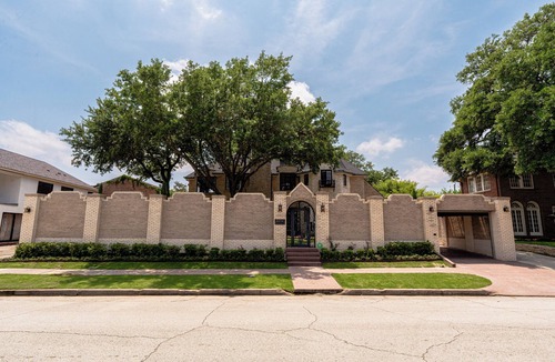 MacGregor House | Spacious 4-bedroom house in gorgeous Houston with AC and fitness room